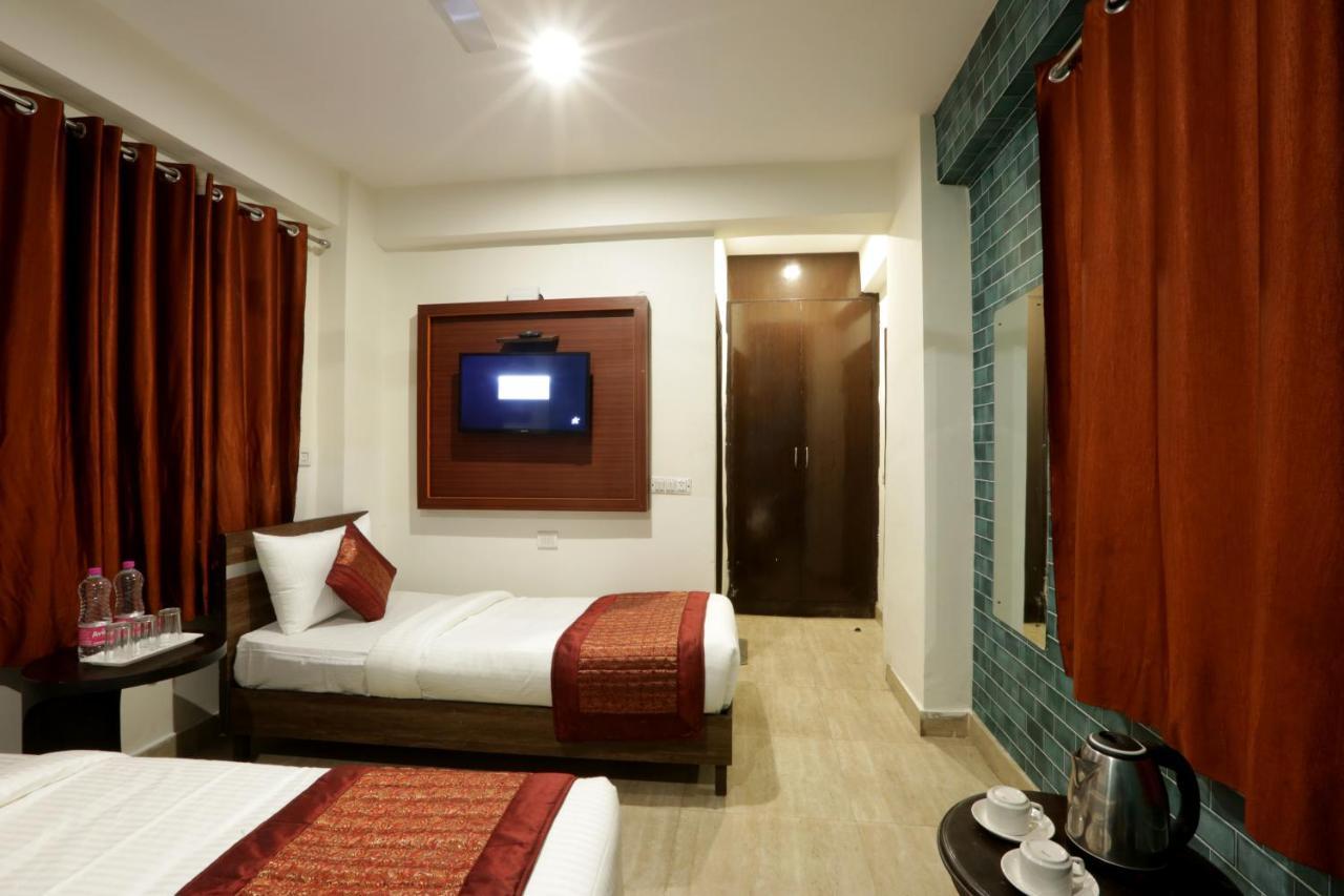 Hotel Sky Wood At Airport นิวเดลี ภายนอก รูปภาพ